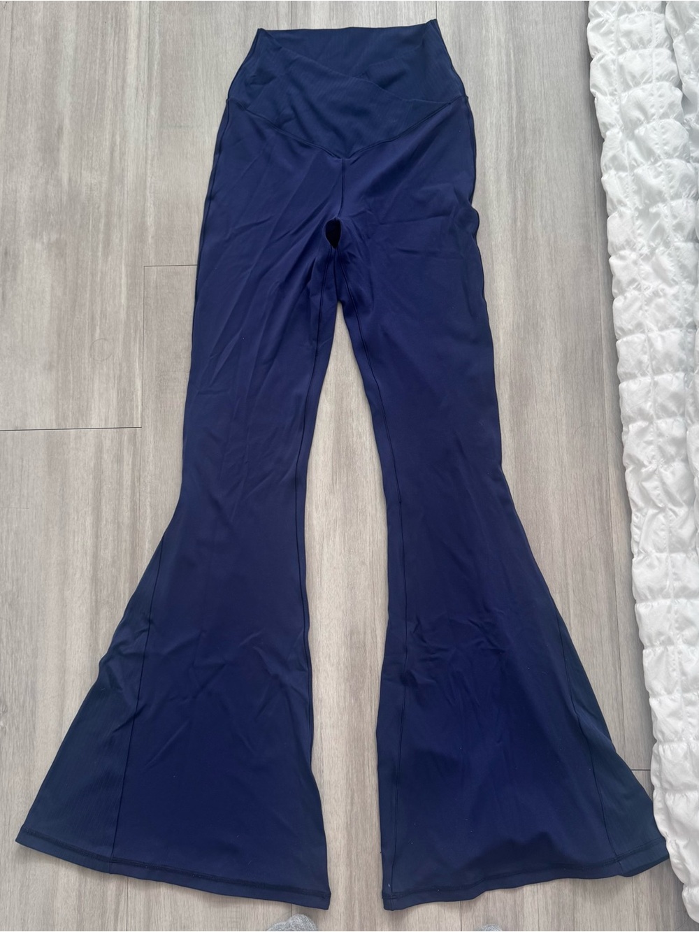 Aerie offline navy blue super flare crossover leggings in a M